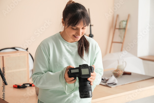 Female food photographer wo...