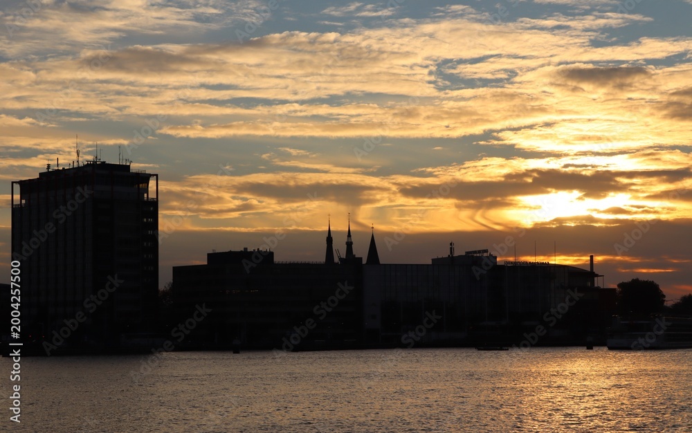 Obraz premium sunset over the city