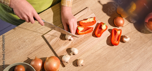 Young housewife cutting mus...