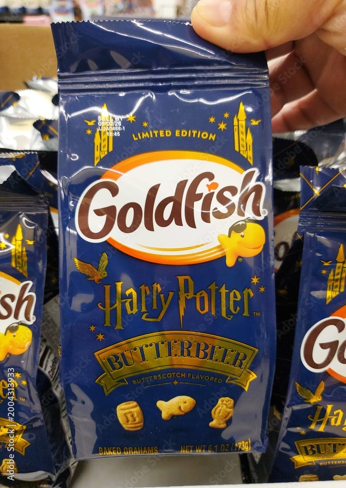 Naklejka premium Delaware, U.S.A - April 26, 2026 - Limited edition Goldfish grahams featuring Harry Potter theme with Butterbeer butterscotch flavor and themed shapes.