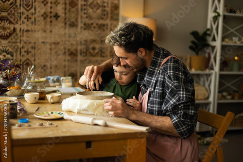 Canvastavla Father and son are sculpting with clay