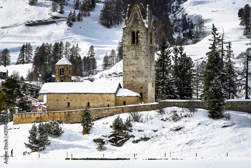Celerina, San Gian, Kirche, Kirchturm, St. Moritz, Oberengadin, Engadin, Pfarrkirche, Wanderweg, Winter, Wintersport, Langlauf, Neuschnee, Alpen, Graubünden, Schweiz