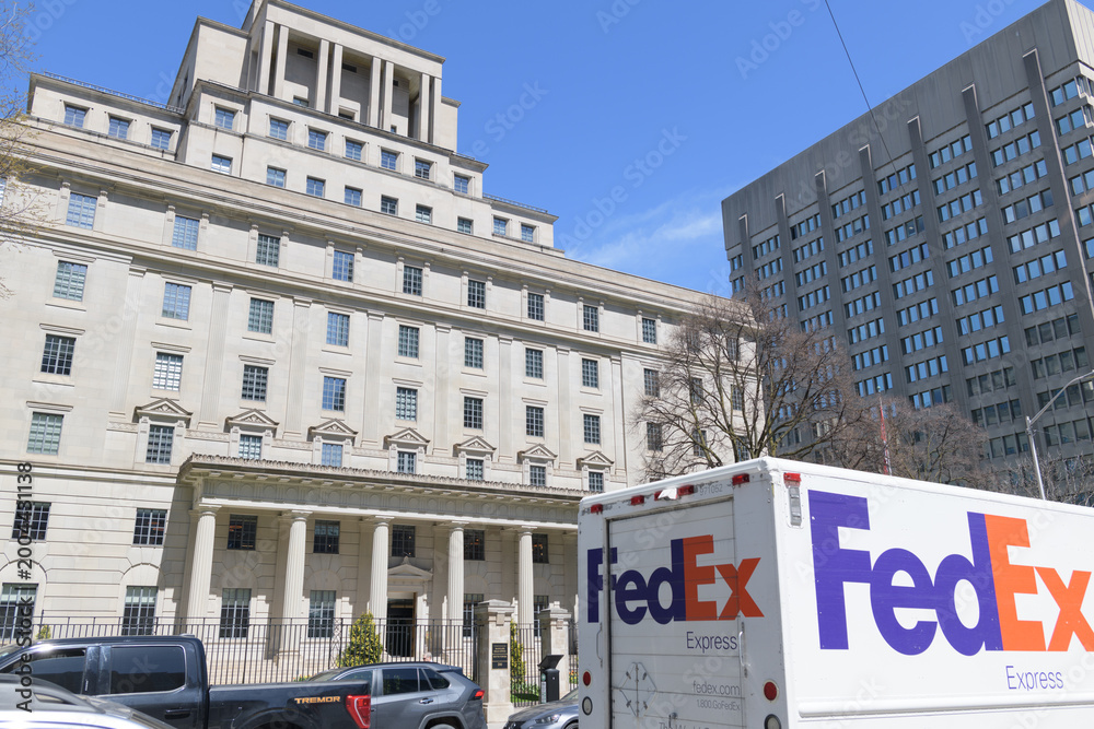 Obraz premium Fedex delivery vehicle near The Manufacturers Life Insurance Company, 200 Bloor St E, Toronto