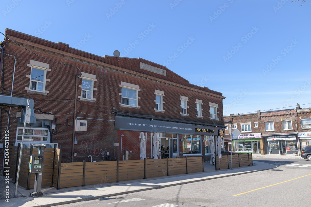 Obraz premium north elevation of 337 Oakwood Av (location of Nonna Lia, a dessert restaurant) inside historic (Oakwood Hardware), Toronto