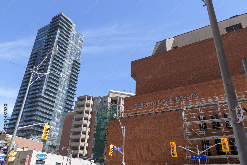Fototapeta premium exterior of Toronto Public Library - Toronto Reference Library, 789 Yonge St (including view of The Milan Condominiums)