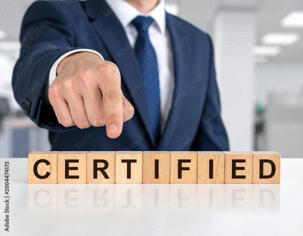 Obraz premium Certified - Geschäftsmann zeigt auf den Text