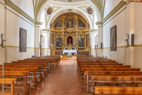 Cuadro en lienzo Chapel interior presenting an elaborate golden altarpiece and rows of traditiona