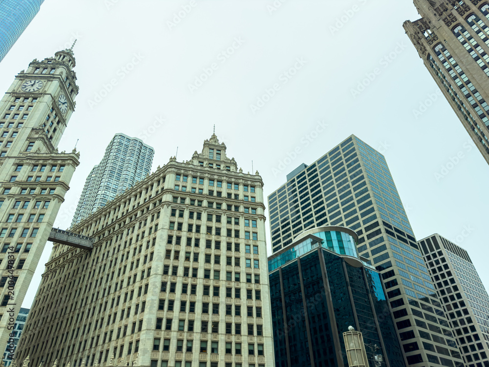 Obraz premium View of tall buildings in a city on a cloudy day during the afternoon hours near downtown area