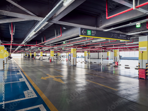 Spacious and Modern Parking Garage with Clear Signage and Open Layout