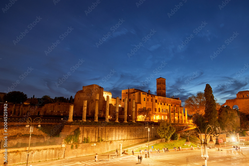 Fototapeta premium The Roman Forum at night in Rome, Italy