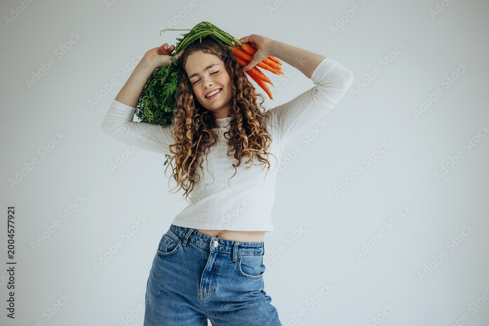 Fototapeta premium Beautiful young girl with vegetables 