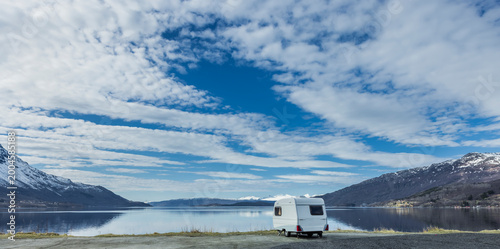 wohnwagen an einem Strand von Narvik über den Ofotfjord