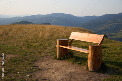 Foto a wooden bench in the mountains invites to linger