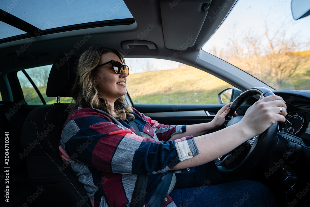 Naklejka premium Woman driving car enjoying road trip adventure