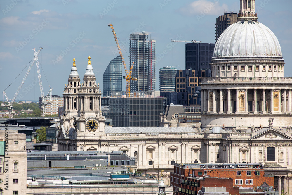 Fototapeta premium Historische Kuppelarchitektur und Türme in London mit modernen Hochhäusern im Hintergrund, Stadtpanorama bei Tag
