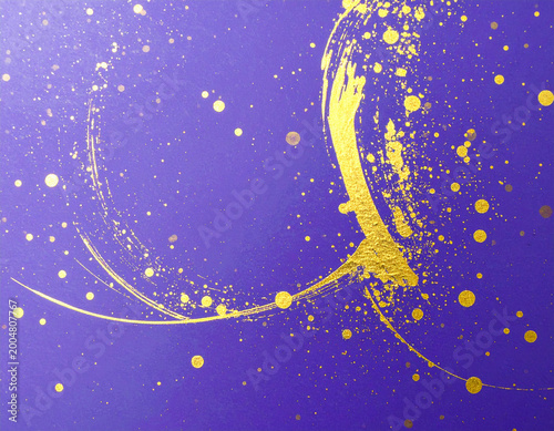 紫色の和紙に金箔を散らした高級感のある背景テクスチャ/A luxurious background texture featuring gold leaf scattered on purple Japanese paper.
