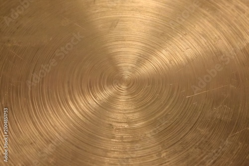Fotografía industrial circular brushed brass texture background with concentric grooves and
