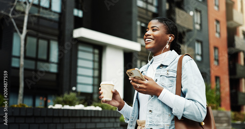 Foto Happy, black woman or travel with coffee, phone or music in city for morning commute to work