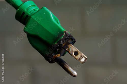 фотографія Burned Three Prong Plug Electrical Hazard Ground Extension Cord