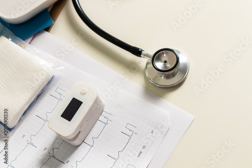 Tableau sur toile On the doctor's desk, there is a stethoscope and an oxygen monitor for checking the patients' health