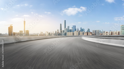 Quadro su tela Empty Highway Overlook With Modern City Skyline View