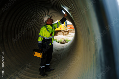 Fotografie Engineers are checking the integrity and safety of the pipeline