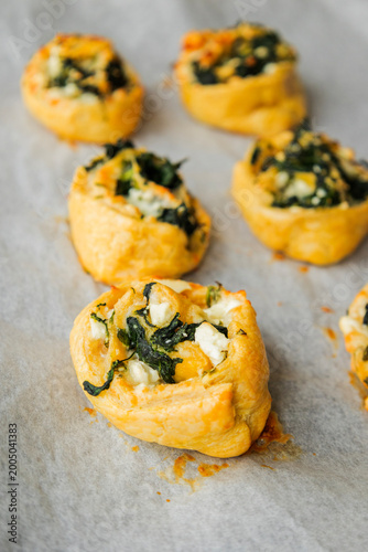 Tableau sur toile Crispy Spinach and Cheese Puff Pastry Appetizers for a Spring Party