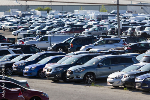 Schilderij op canvas Rockford, Illinois, USA - April 26, 2026: Hundreds of cars in a parking lot at an auto auction and junkyard facility