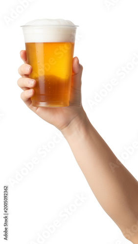 Plakat w ramie プラチックのコップに入ったビールをかかげる細い手_透過素材