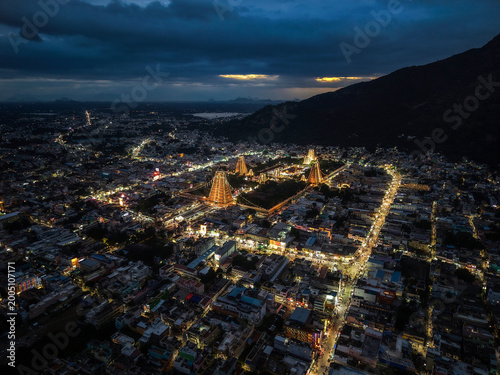 Schilderij op canvas Aerial night view of the historic Annamalaiyar Temple and Tiruvannamalai city, Tamil Nadu, India