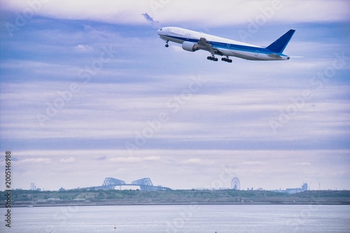 スカイツリーと飛行機