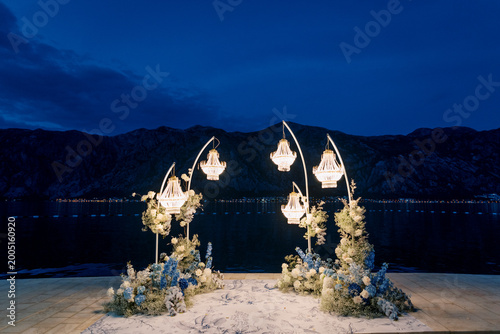 Foto Evening wedding surrounded by lantern glow and silvery moonlight ambiance