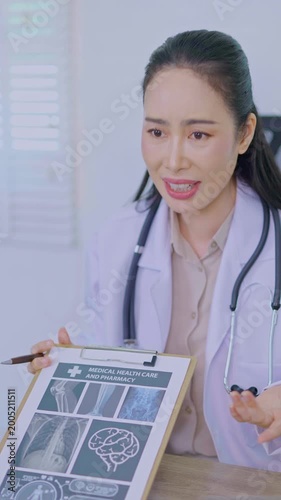  The dentist is talking to the patient and showing them a model of the teeth. (Concept of dental care)