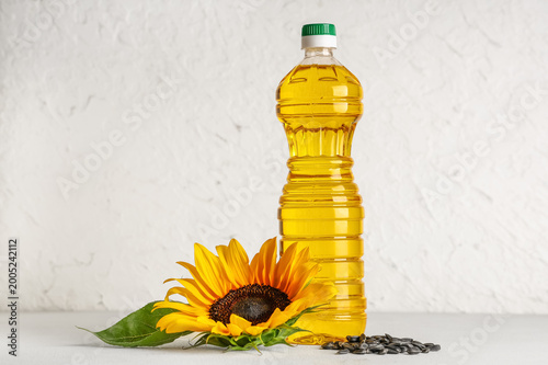 Bottle of oil with sunflowe...