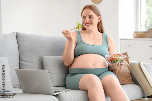 Sporty pregnant woman eatin...