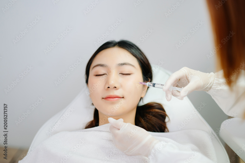 Naklejka premium Doctor consulting patient in beauty clinic, skincare analysis, aesthetic treatment planning, professional advice, clean medical setting, modern cosmetic care