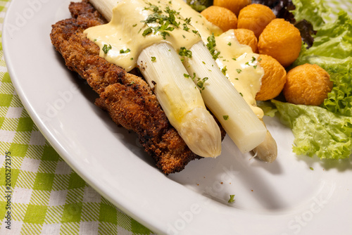 Spargelzeit - Spargel mit Schnitzel und Kroketten