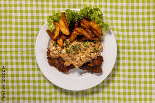 Schnitzel mit Rahm-Champignons
