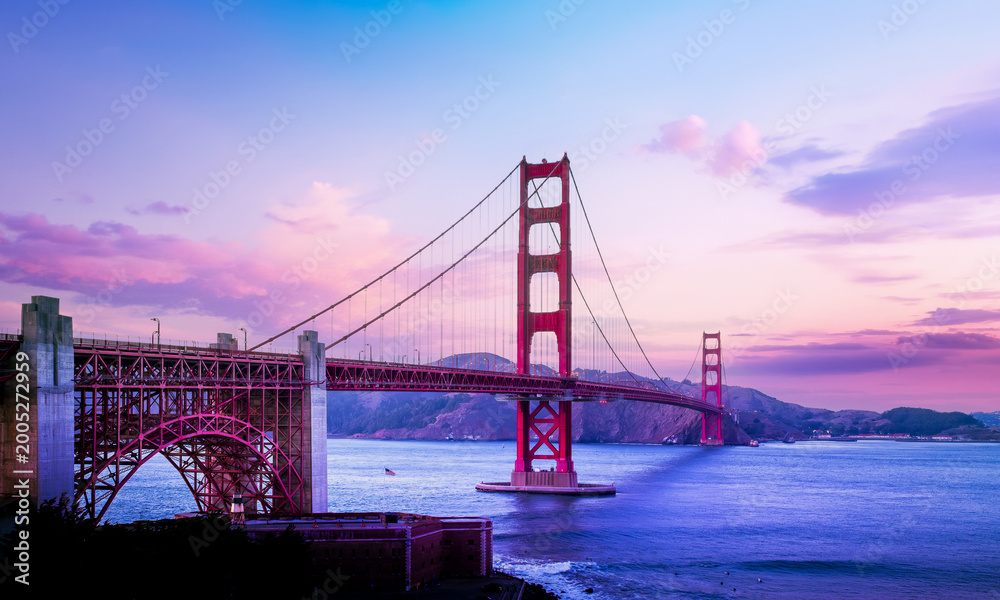 Fototapeta premium San Fransisco Golden Gate Bridge at sunset