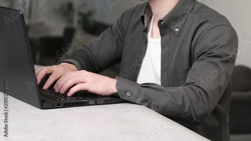 パソコン作業をする男性