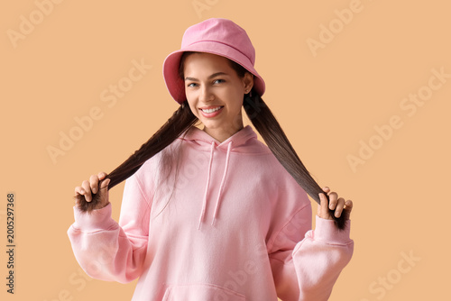Young brunette woman on bei...