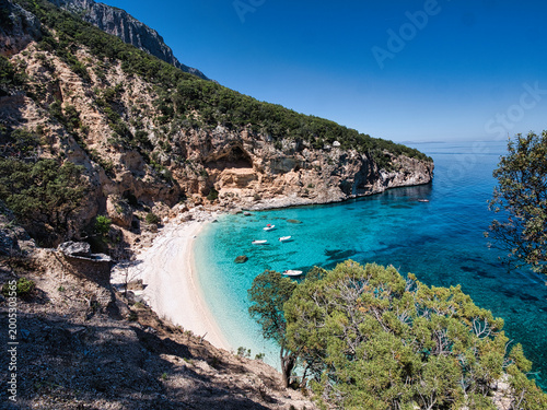 La bellissima spiaggia di Cala Biriola nel Golfo di Baunei