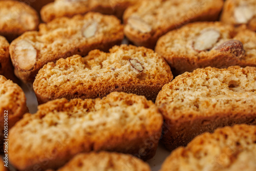 Foto Close up of almond biscotti cookies texture traditional Italian cantucci pastry
