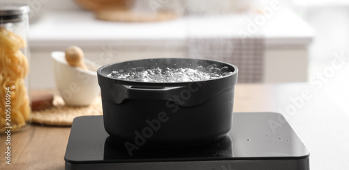 Cooking pot with boiling wa...