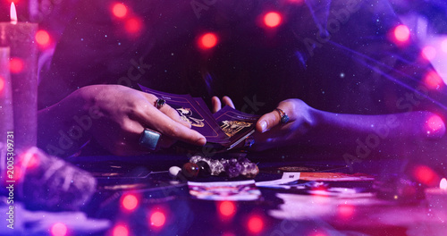 Foto Female fortune teller reading tarot cards on table