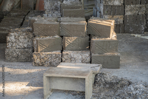 Foto Close-up of raw handmade clay bricks stacked in a traditional village factory