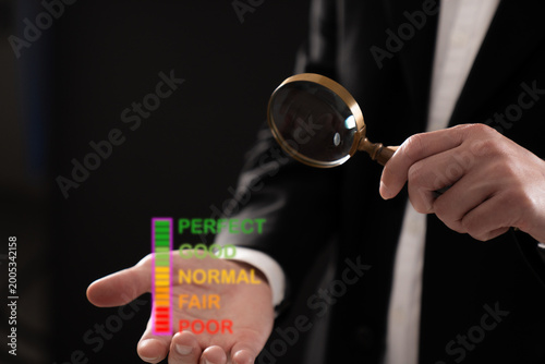 Foto Business professional analyzing a quality rating scale from poor to perfect using a magnifying glass, representing evaluation, inspection, performance measurement, and quality control