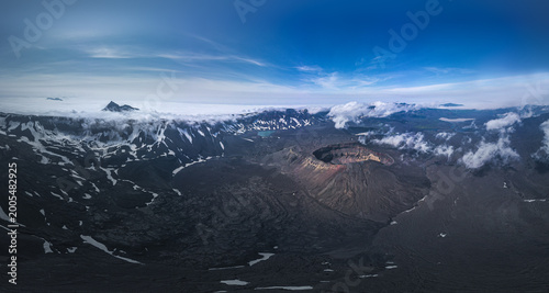 Foto Aerial view of Okmok Volcano caldera with crater lake and glacial snow, Umnak Is