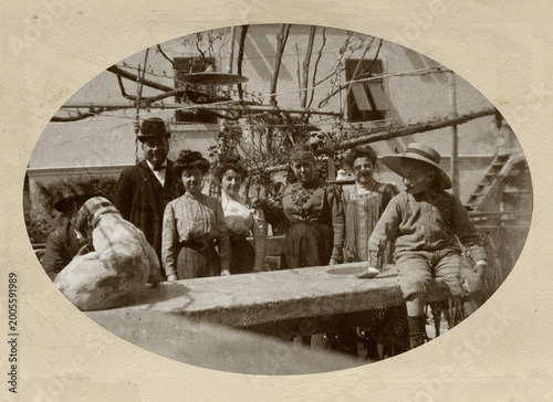 FOTOGRAFIA ANTICA CON GRUPPO IN POSA	