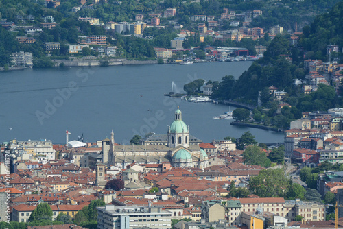 Obraz na plátně Panoramica del centro della città di Como con il lago sullo sfondo